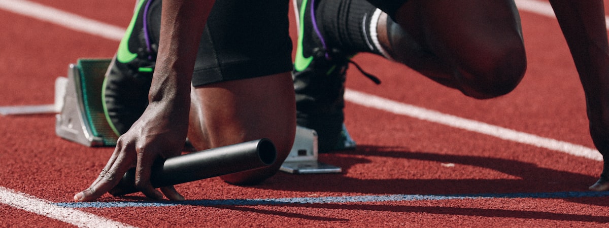 中国区体育直播高清观赛体验，展示多屏幕同时播放不同体育赛事的现代化场景