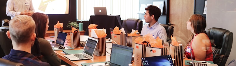 UED铁粉聚集地社区，展示用户互动交流的友好氛围